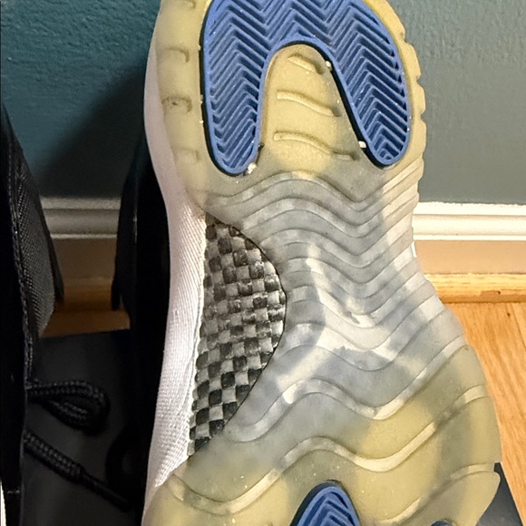 Jordan 11 Men's Black and White Low-Top Sneakers - Picture 6 of 7